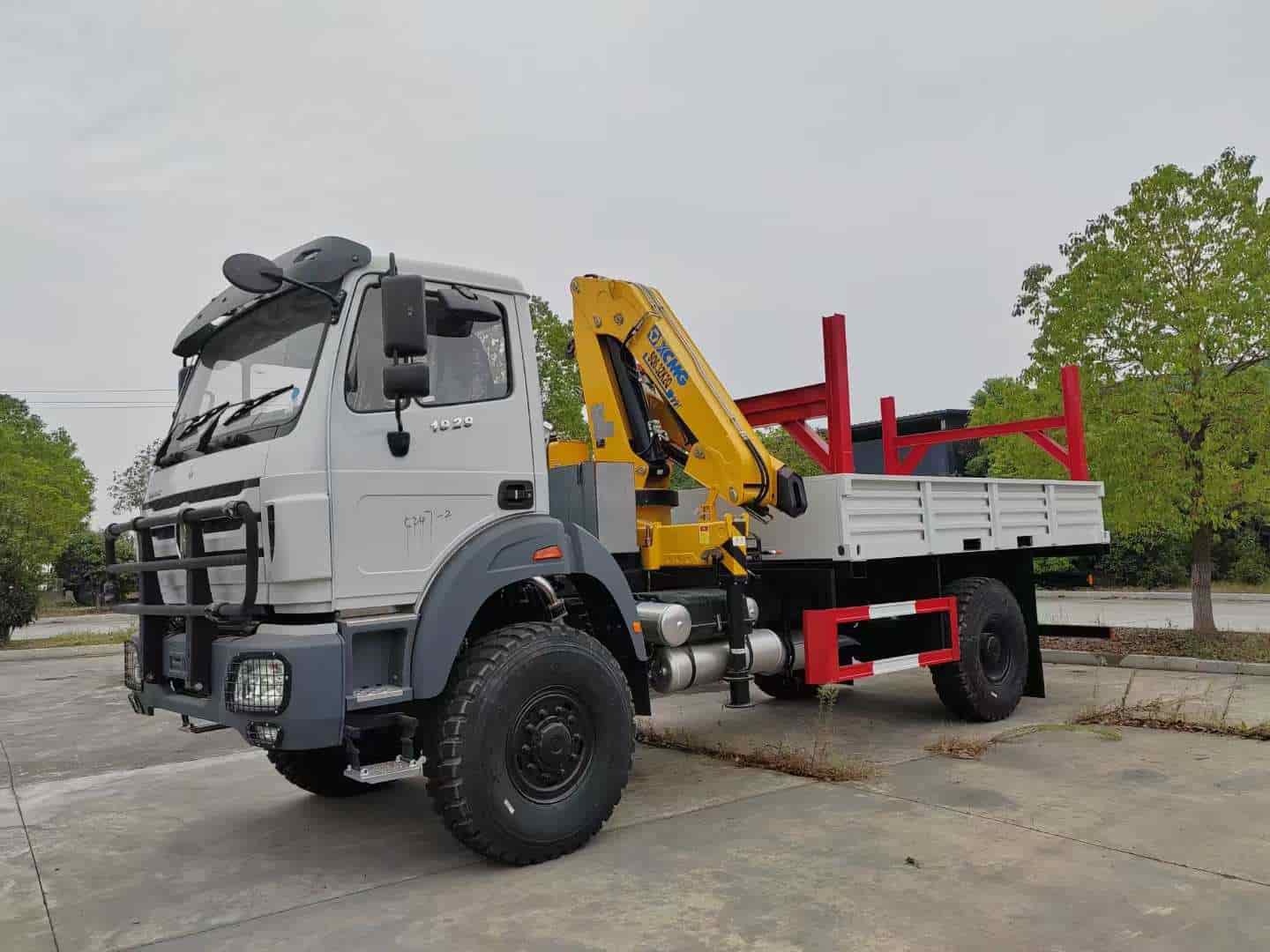 Customized 4WD Knuckle Arm Truck Crane