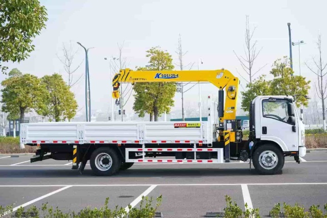 ISUZU GLF XCMG 5-ton 4-section boom truck crane