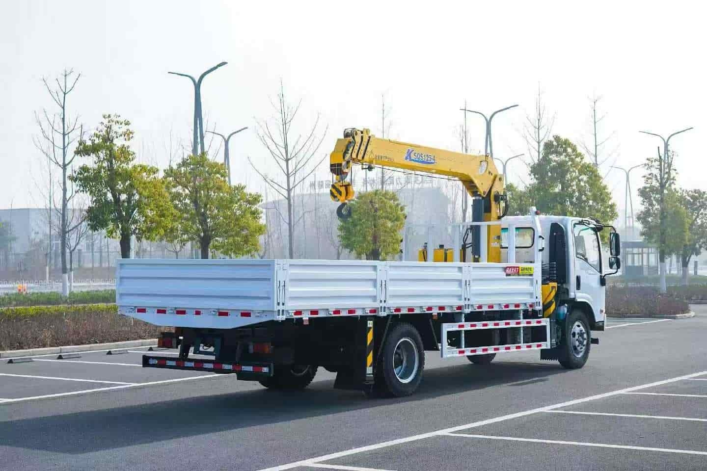 ISUZU GLF XCMG 5-ton 4-section boom truck crane