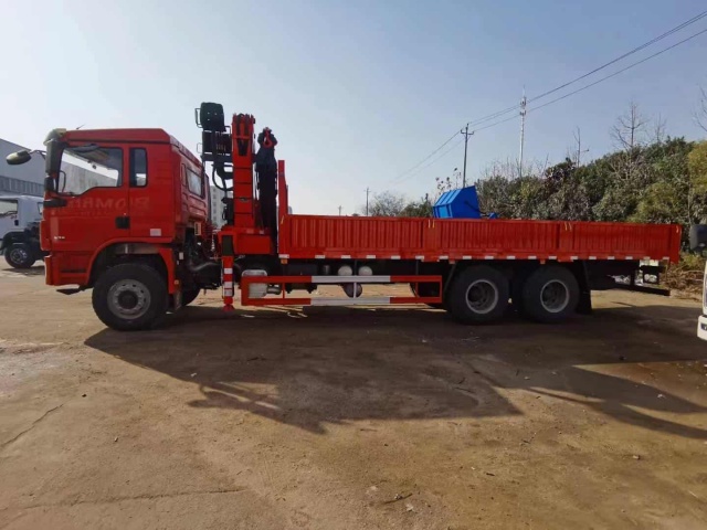 SHACMAN L3000 6×4 Truck-Mounted Crane
