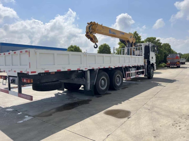 SHACMAN H3000 6×4 Truck-Mounted Crane