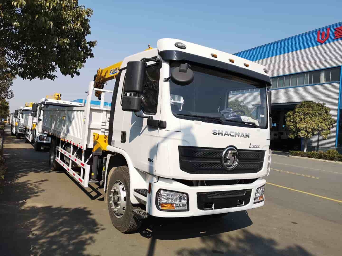 SHACMAN L3000 4×2 truck-mounted crane