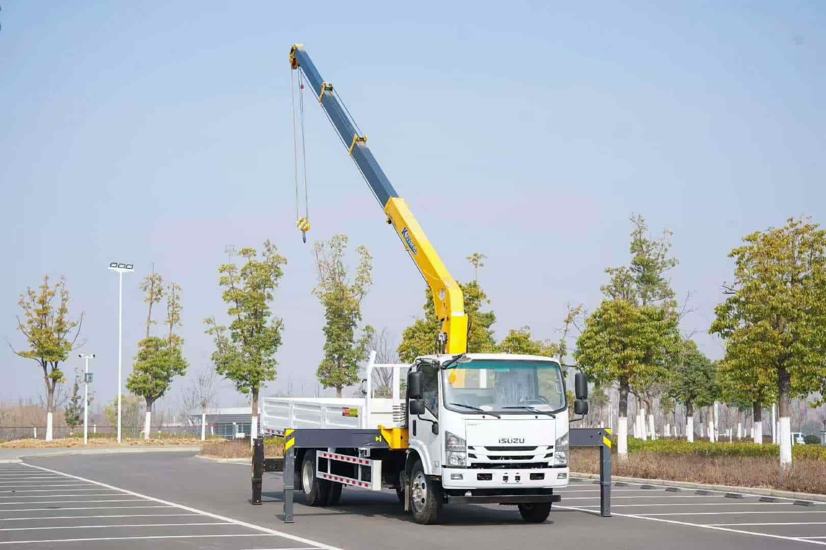 ISUZU GLF XCMG 5-ton 4-section boom truck crane