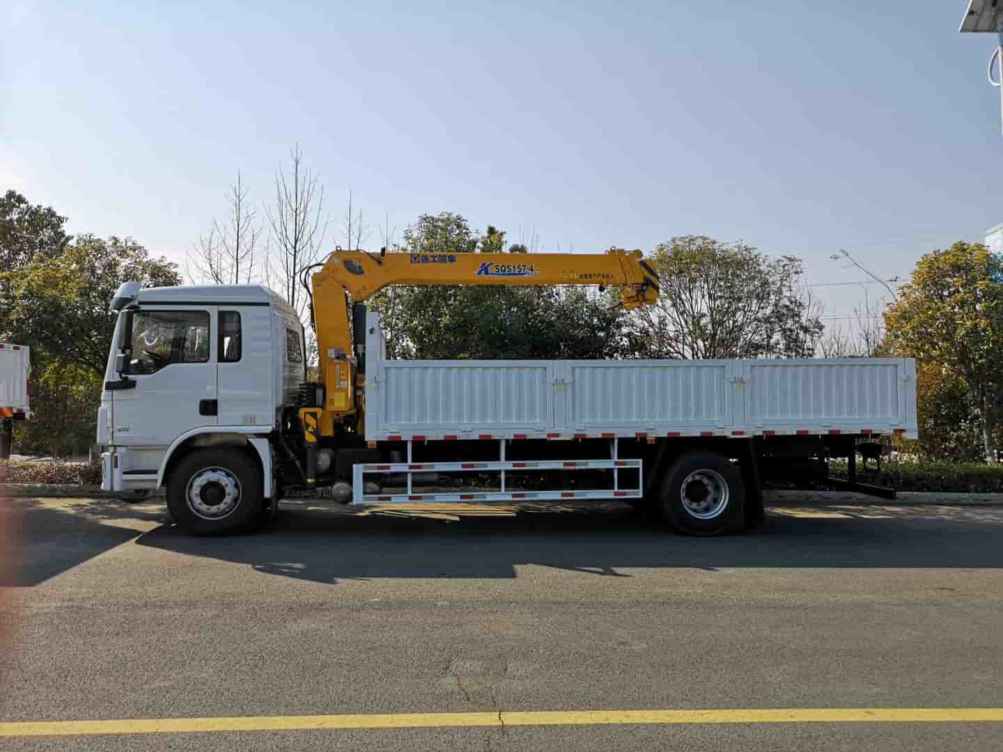 SHACMAN L3000 4×2 truck-mounted crane