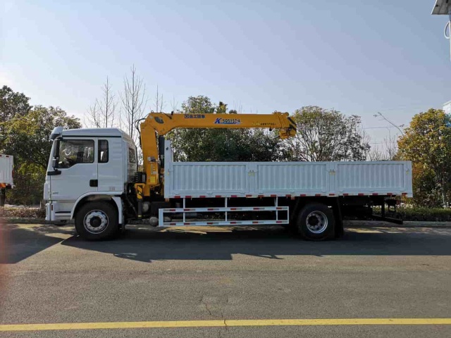 SHACMAN L3000 4×2 truck-mounted crane