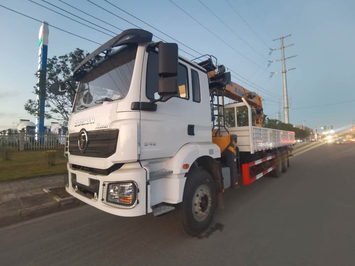 SHACMAN H3000 6×4 Truck-Mounted Crane