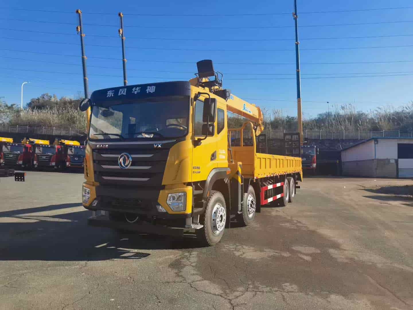 Dongfeng Huashen 8×4 Truck-Mounted Crane