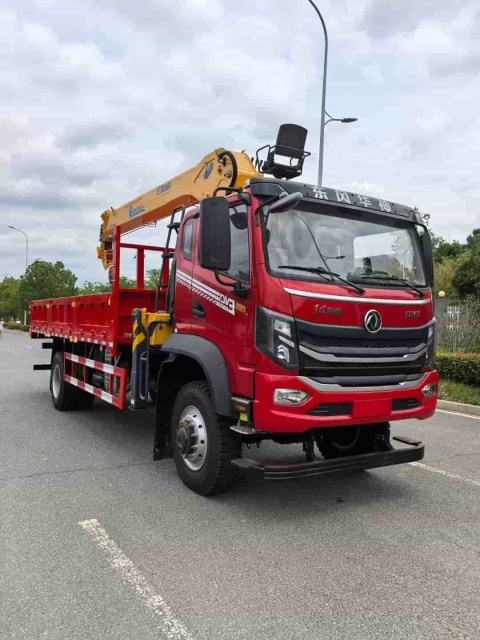 Dongfeng Huashen Single-Axle 4×4 Off-Road Truck Crane