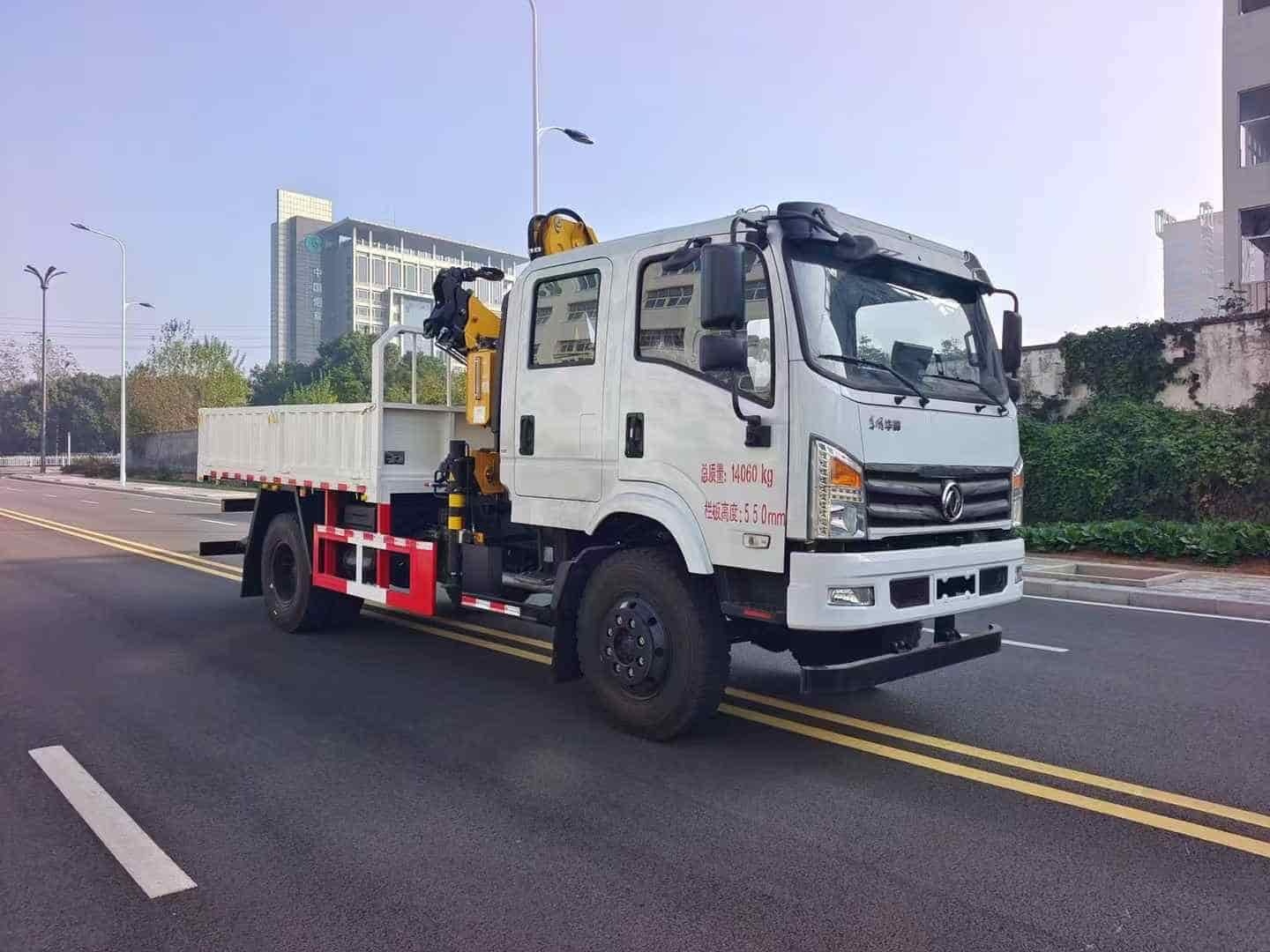 Dongfeng Huashen 4WD Off-Road Crane Truck