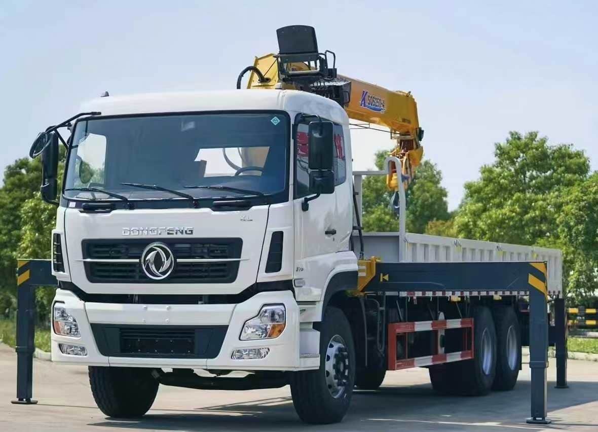 Dongfeng Tianlong truck-mounted crane 260 horsepower