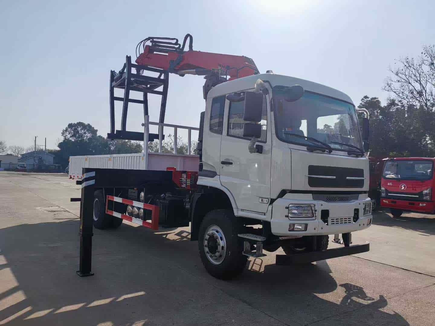 A 6.3-ton articulated boom truck with brick clamp is mounted on a Dongfeng National III 4WD chassis.