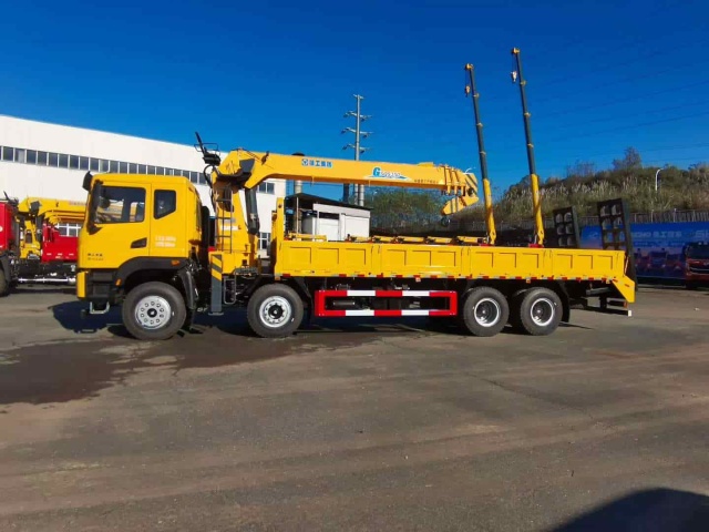 Dongfeng Huashen 8×4 Truck-Mounted Crane