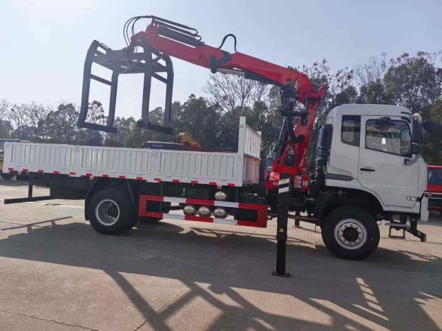 A 6.3-ton articulated boom truck with brick clamp is mounted on a Dongfeng National III 4WD chassis.