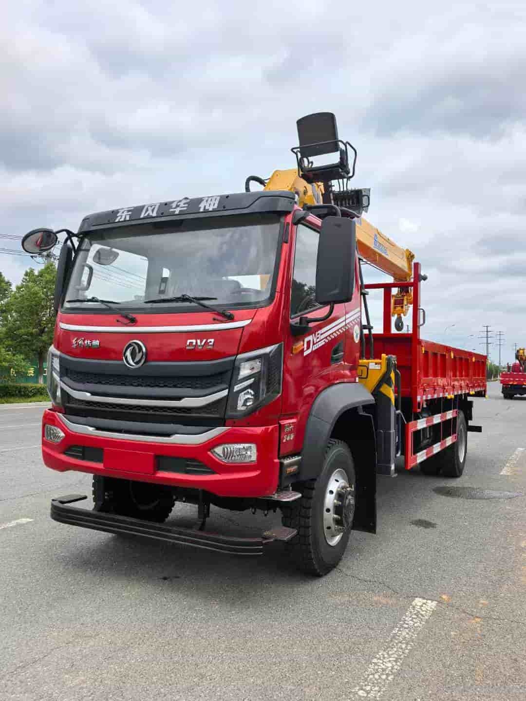 Dongfeng Huashen Single-Axle 4×4 Off-Road Truck Crane