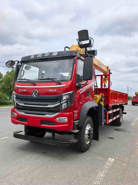Dongfeng Huashen Single-Axle 4×4 Off-Road Truck Crane