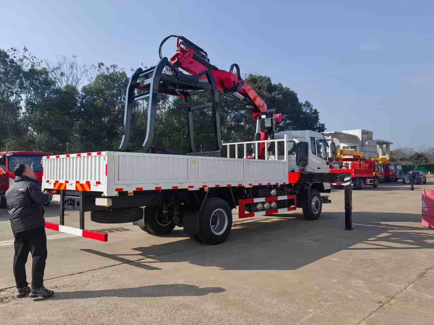 A 6.3-ton articulated boom truck with brick clamp is mounted on a Dongfeng National III 4WD chassis.