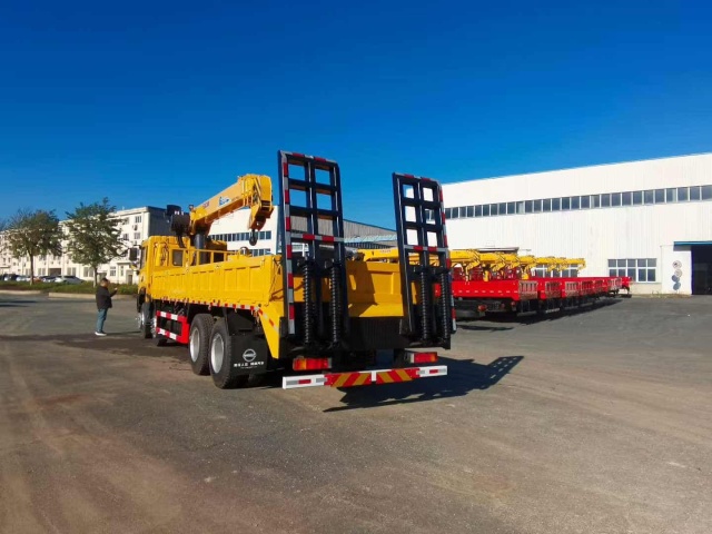 Dongfeng Huashen 8×4 Truck-Mounted Crane