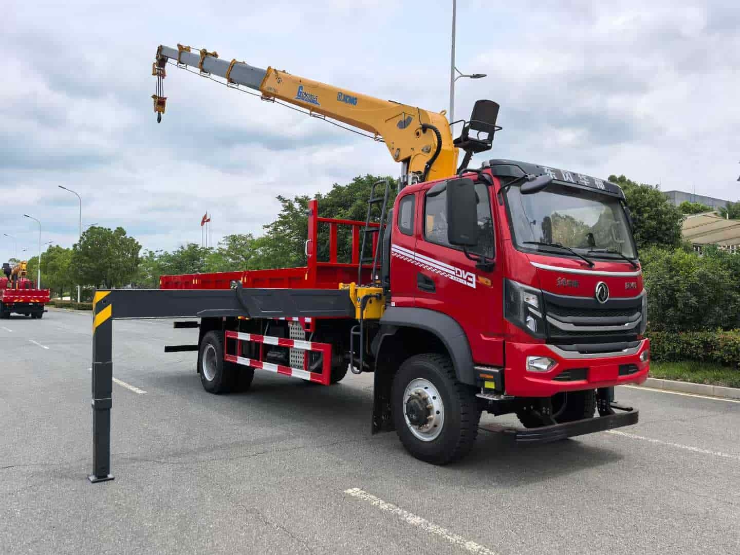Dongfeng Huashen Single-Axle 4×4 Off-Road Truck Crane