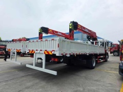 Dongfeng Tianjin single-axle truck-mounted 12-ton five-section boom crane