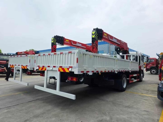 Dongfeng Tianjin single-axle truck-mounted 12-ton five-section boom crane