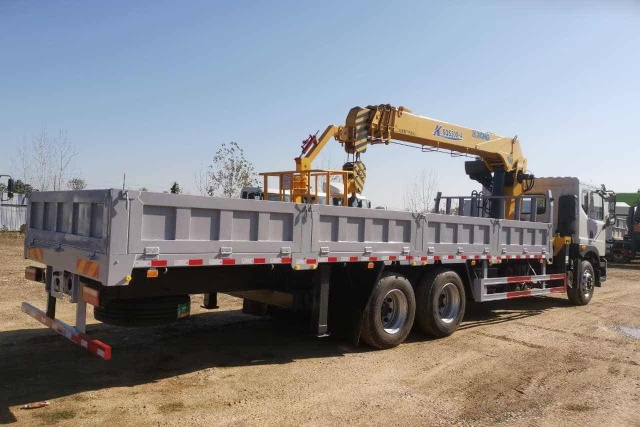 Dongfeng T5 6×4 Truck-Mounted Crane
