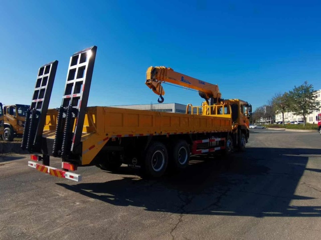 Dongfeng Huashen 8×4 Truck-Mounted Crane