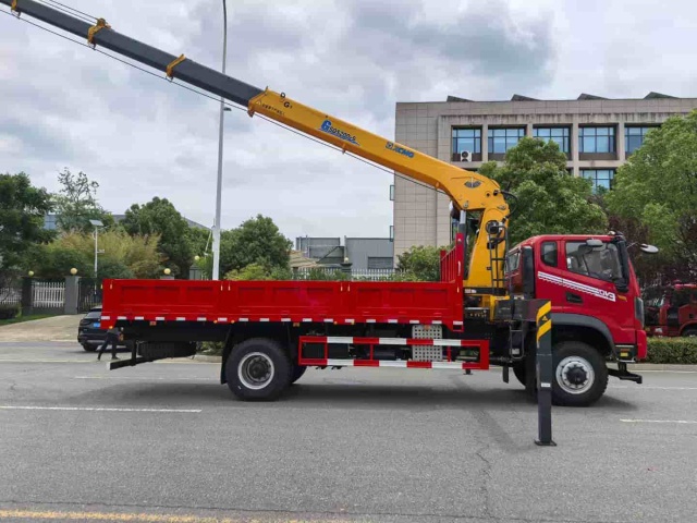 Dongfeng Huashen Single-Axle 4×4 Off-Road Truck Crane