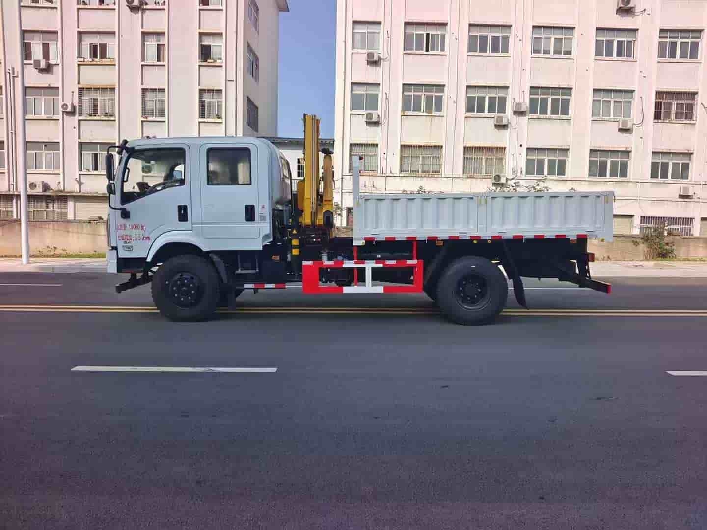 Dongfeng Huashen 4WD Off-Road Crane Truck