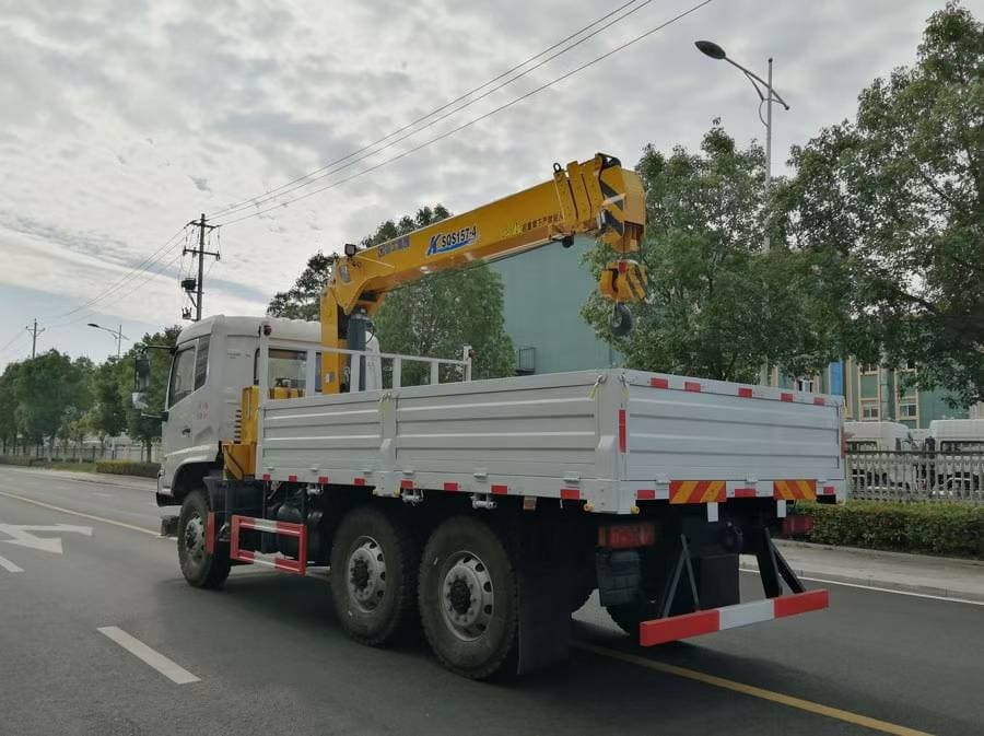 Dongfeng Tianjin 6WD Off-Road Truck Crane
