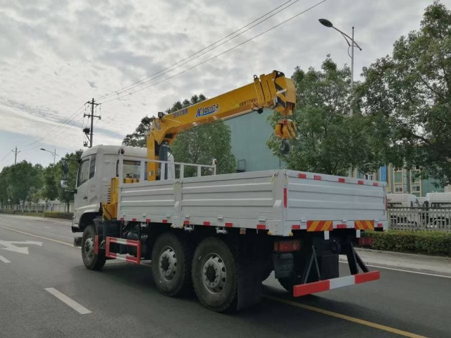 Dongfeng Tianjin 6WD Off-Road Truck Crane