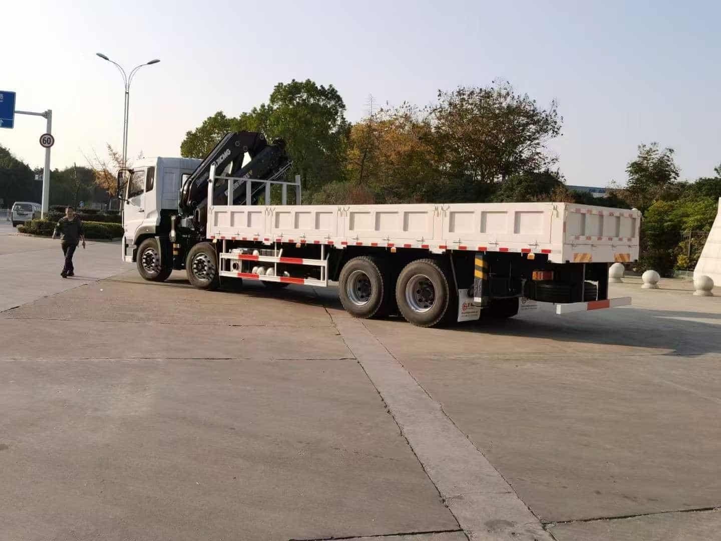 Dongfeng Tianlong 8×4 folding boom truck crane