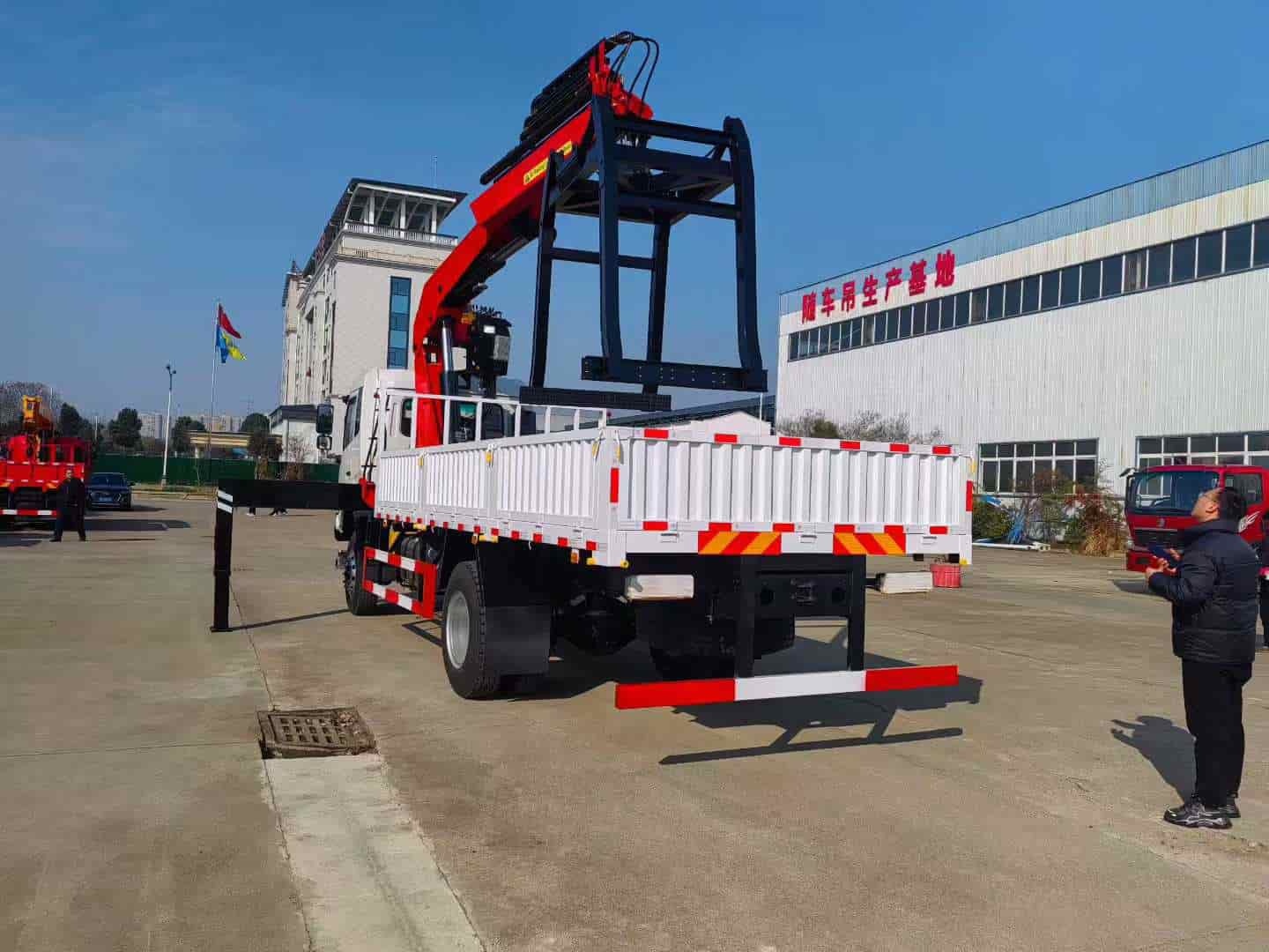 A 6.3-ton articulated boom truck with brick clamp is mounted on a Dongfeng National III 4WD chassis.