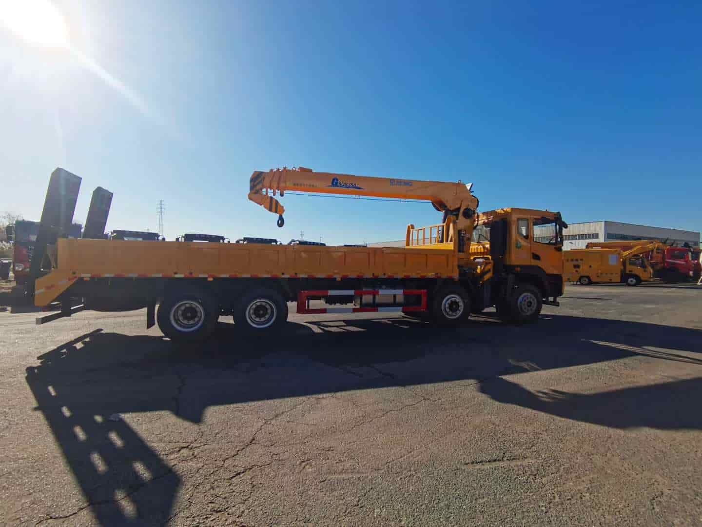 Dongfeng Huashen 8×4 Truck-Mounted Crane