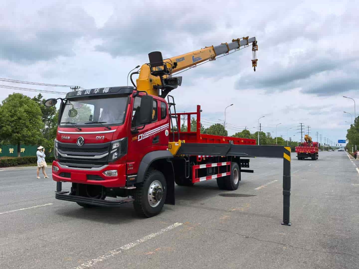 Dongfeng Huashen Single-Axle 4×4 Off-Road Truck Crane