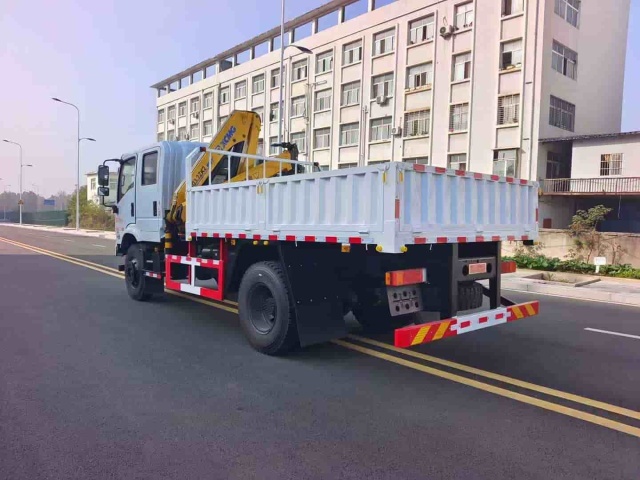 Dongfeng Huashen 4WD Off-Road Crane Truck