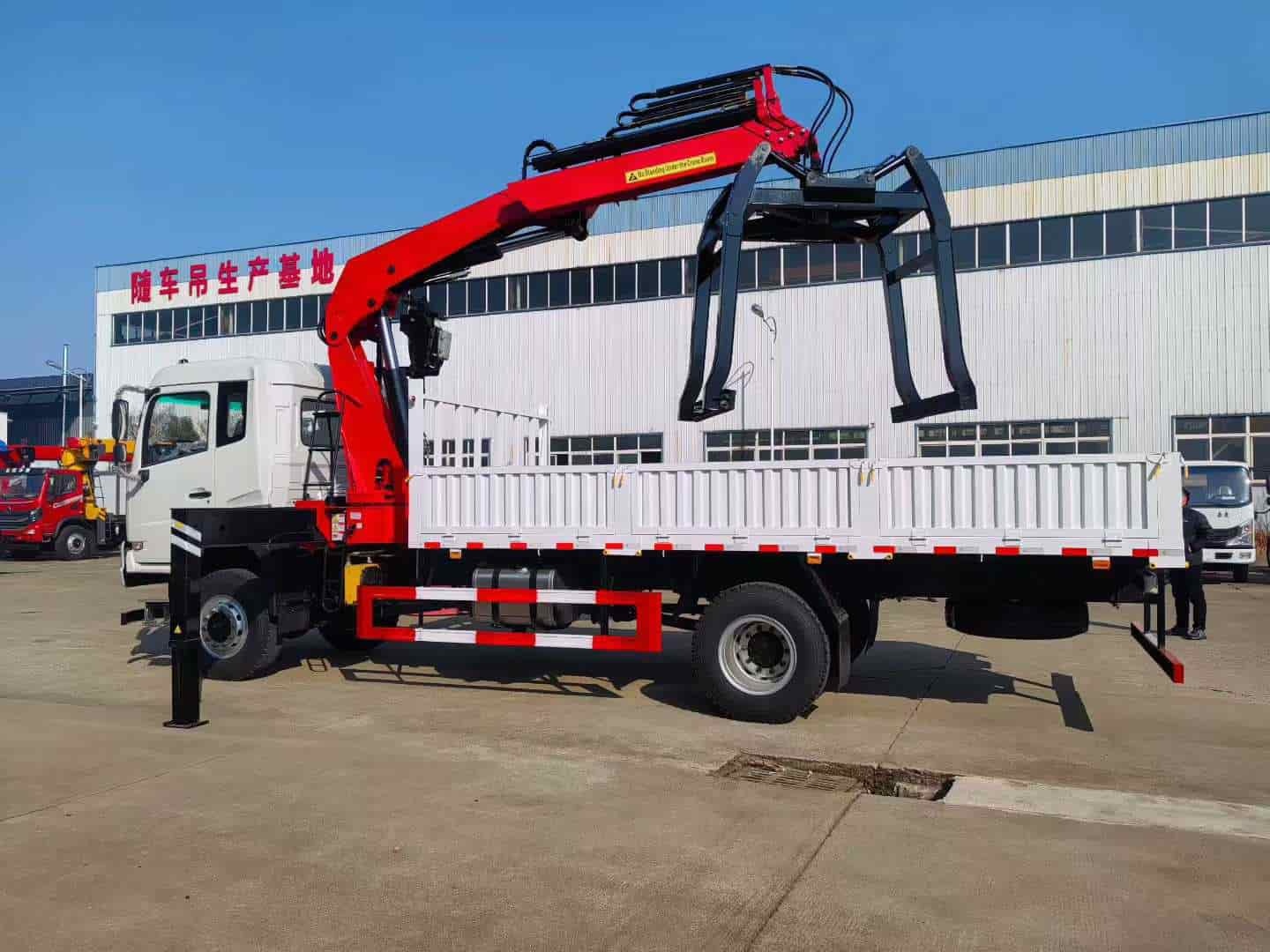 A 6.3-ton articulated boom truck with brick clamp is mounted on a Dongfeng National III 4WD chassis.