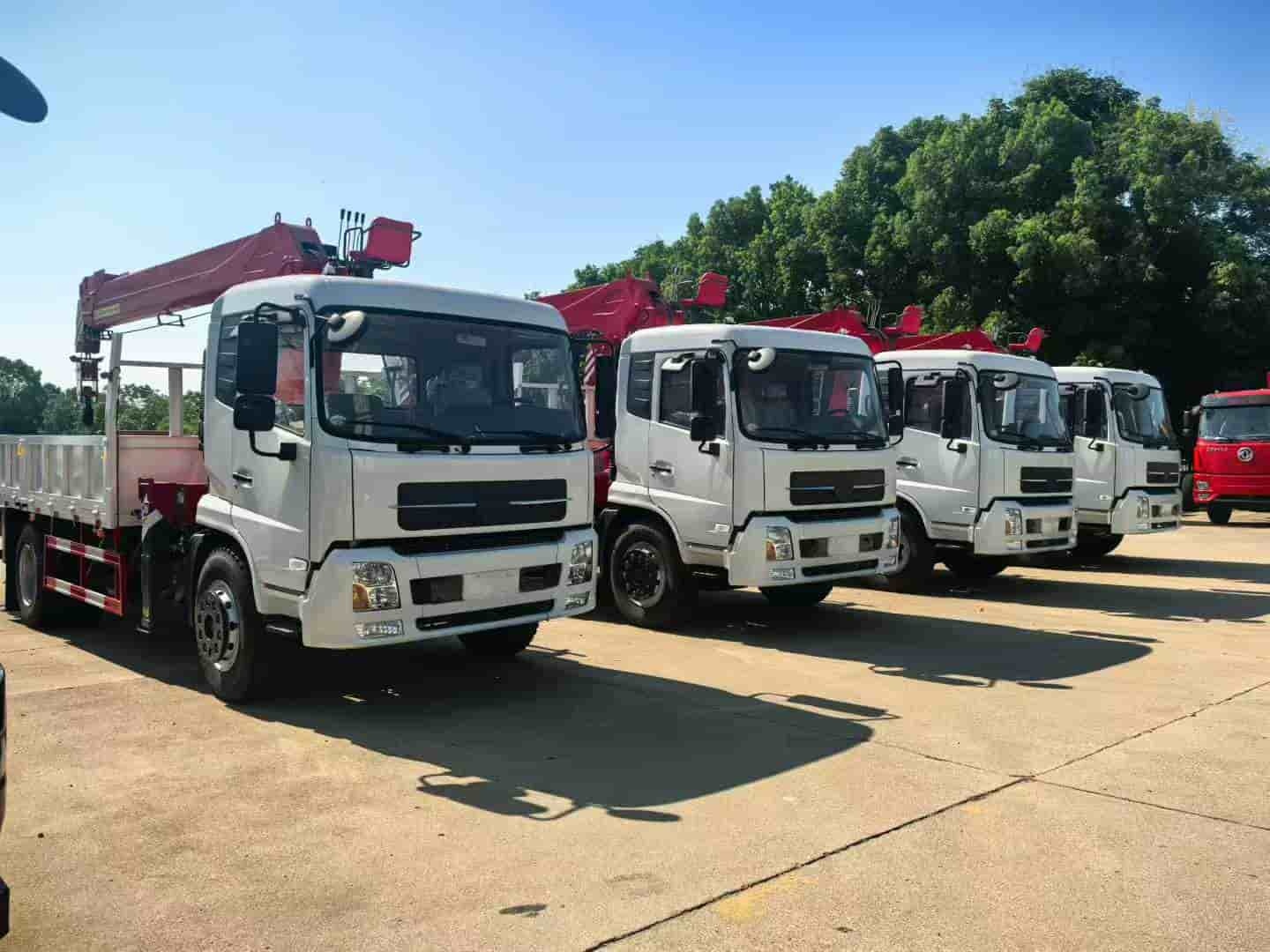 Dongfeng Dolica truck-mounted crane