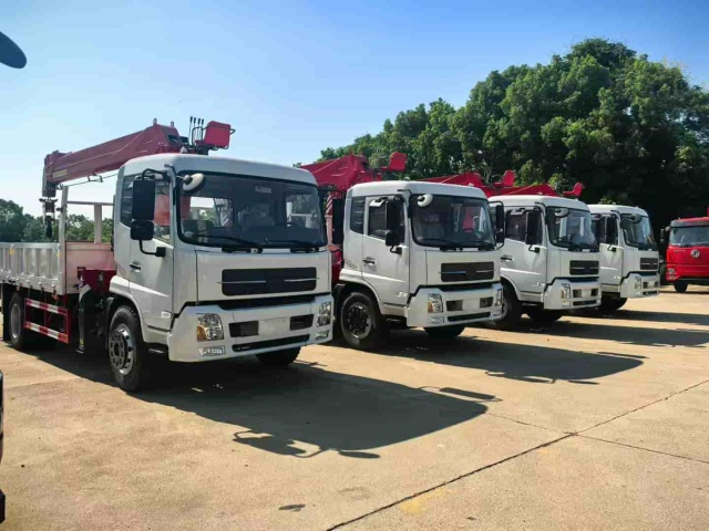 Dongfeng Dolica truck-mounted crane