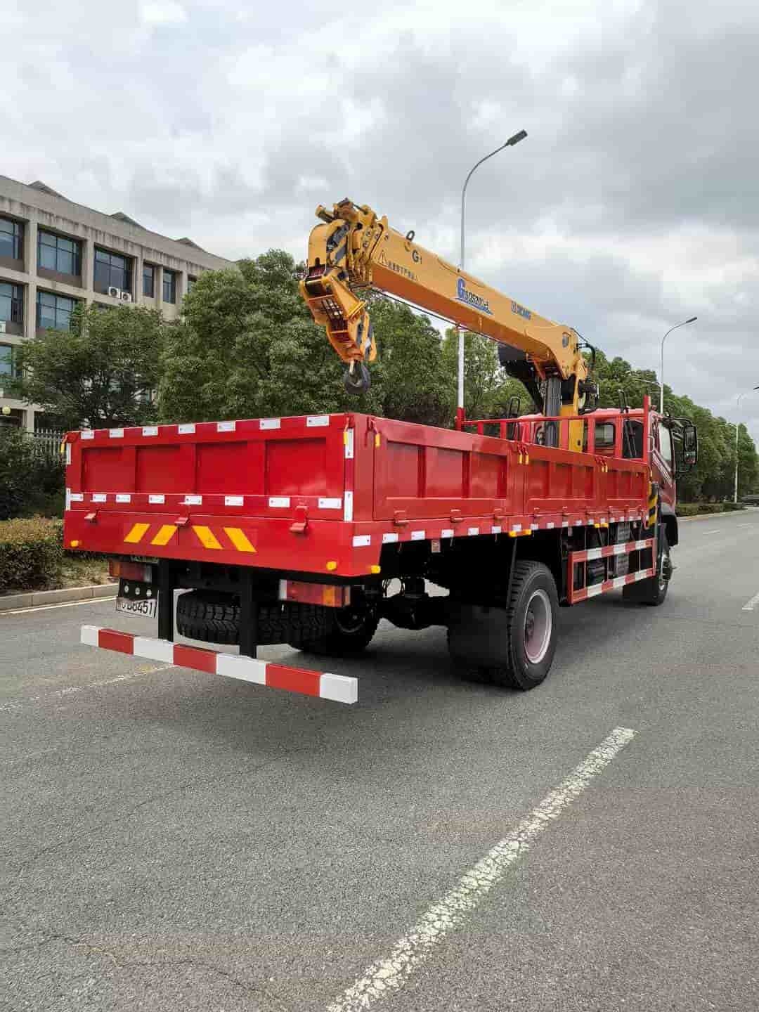 Dongfeng Huashen Single-Axle 4×4 Off-Road Truck Crane