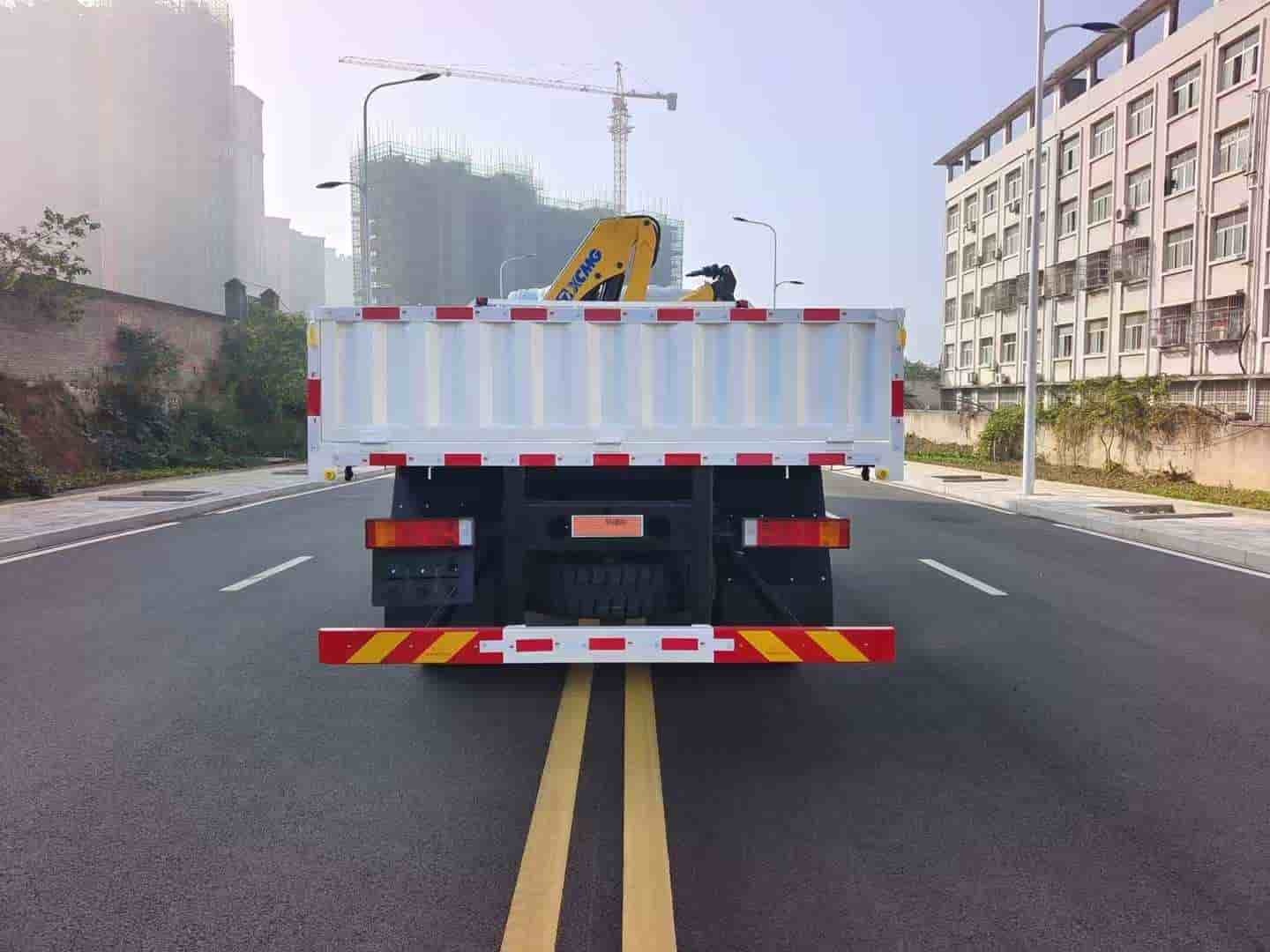 Dongfeng Huashen 4WD Off-Road Crane Truck