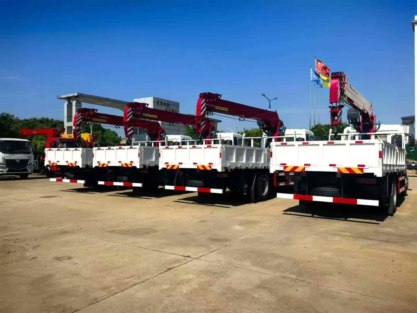 Dongfeng Dolica truck-mounted crane