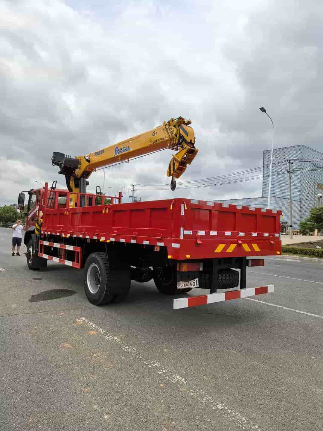 Dongfeng Huashen Single-Axle 4×4 Off-Road Truck Crane
