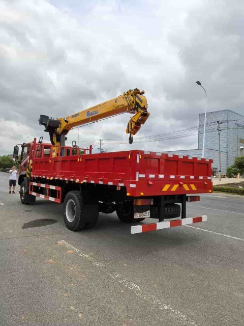 Dongfeng Huashen Single-Axle 4×4 Off-Road Truck Crane