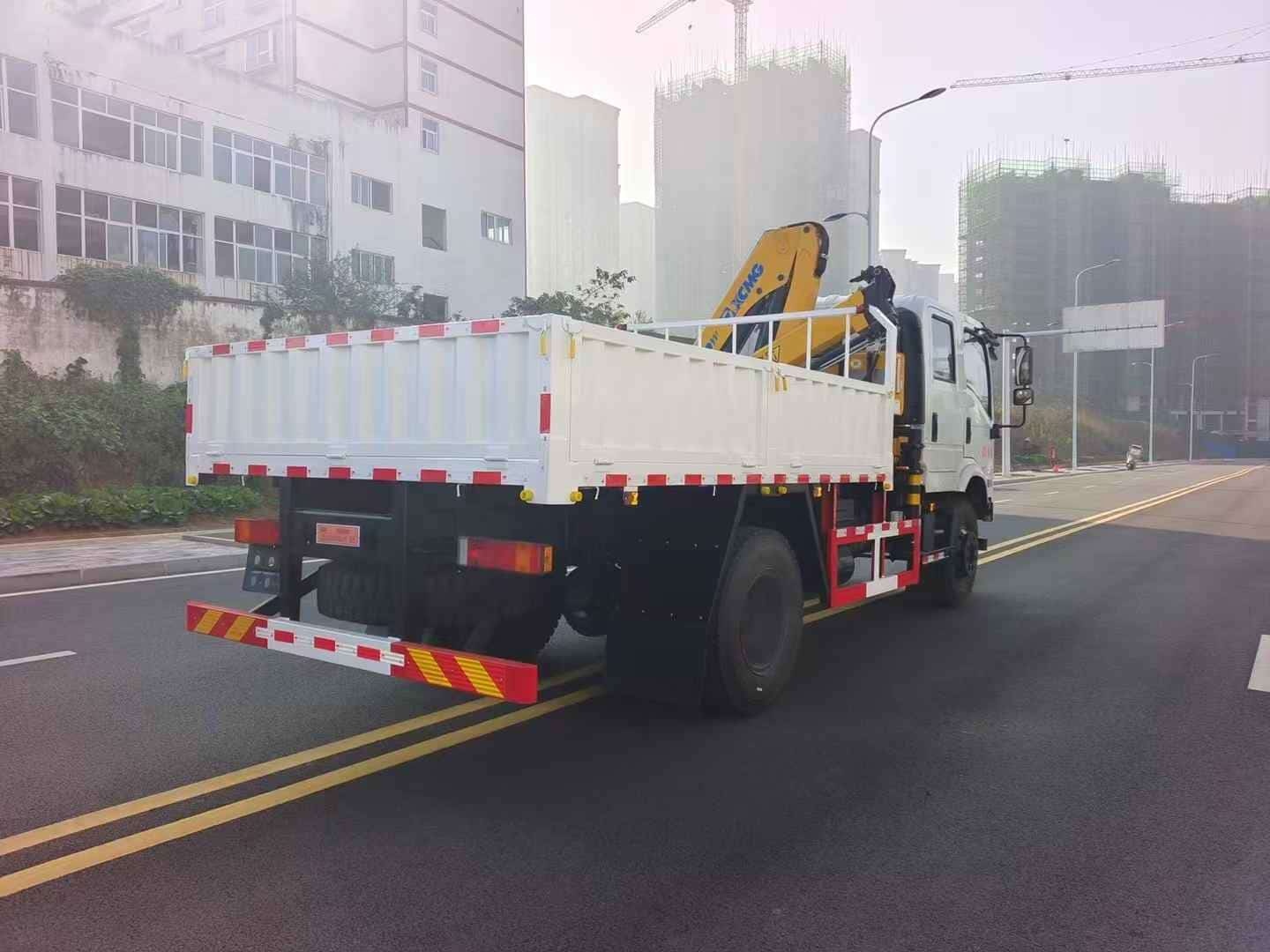 Dongfeng Huashen 4WD Off-Road Crane Truck
