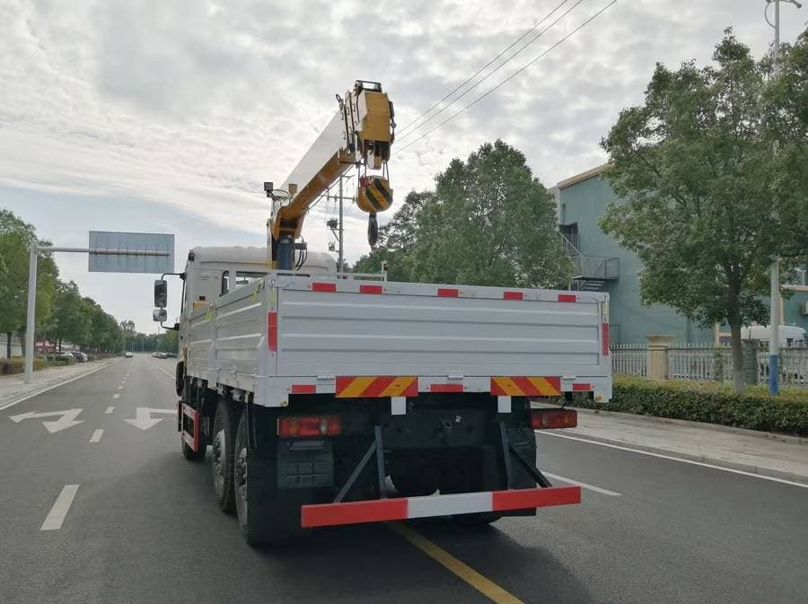 Dongfeng Tianjin 6WD Off-Road Truck Crane