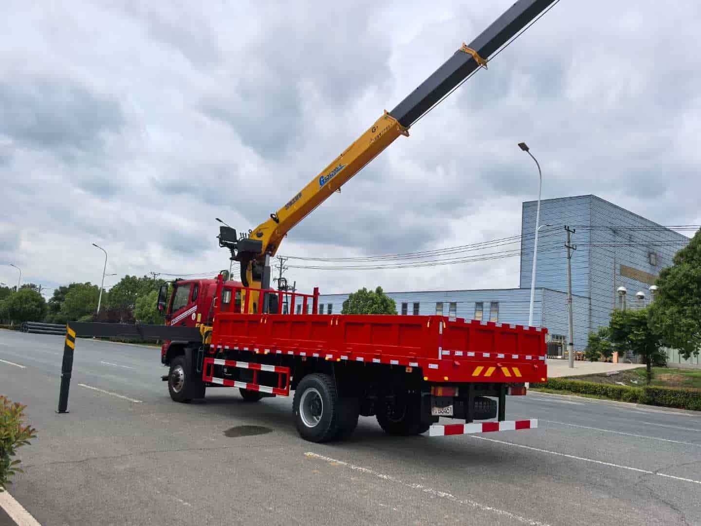 Dongfeng Huashen Single-Axle 4×4 Off-Road Truck Crane