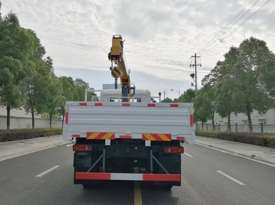 Dongfeng Tianjin 6WD Off-Road Truck Crane
