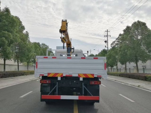 Dongfeng Tianjin 6WD Off-Road Truck Crane