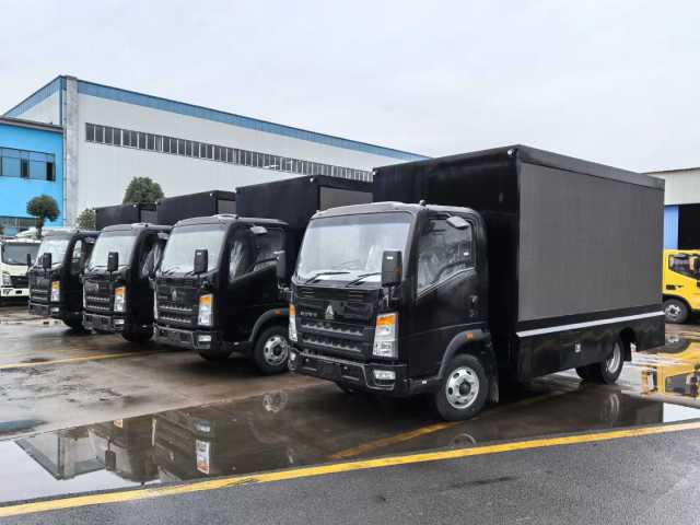 Sinotruk LED advertising vehicle, three-sided color screen splicing 3D magic cube screen