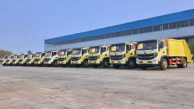 12 Dongfeng 10-cubic-meter compressed garbage trucks